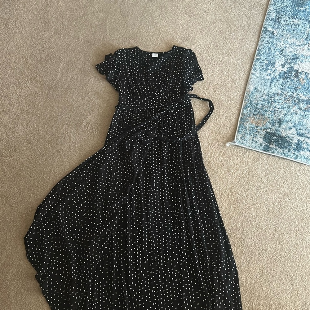 Excellent condition 
Perfect for summer ☀️ women’s medium maxi polka dot black